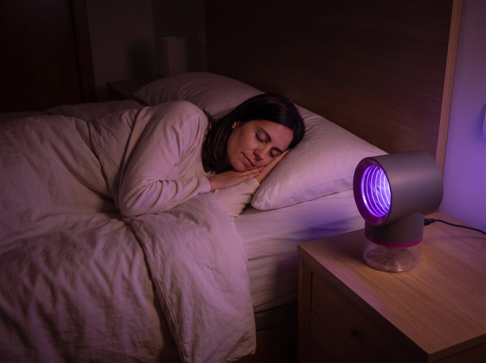 Madre durmiendo con la lampara encendida