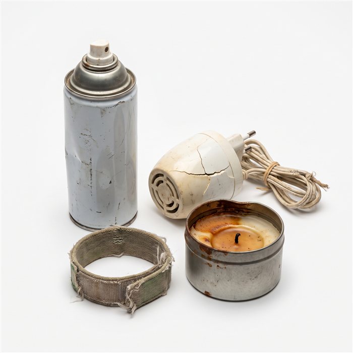 Spray, enchufe, vela y pulsera antimosquitos