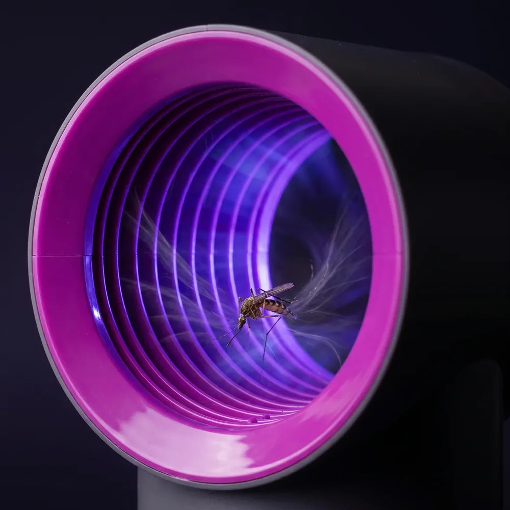 Mosquito siendo succionado al interior del ventilador morado del Mosquito Killer