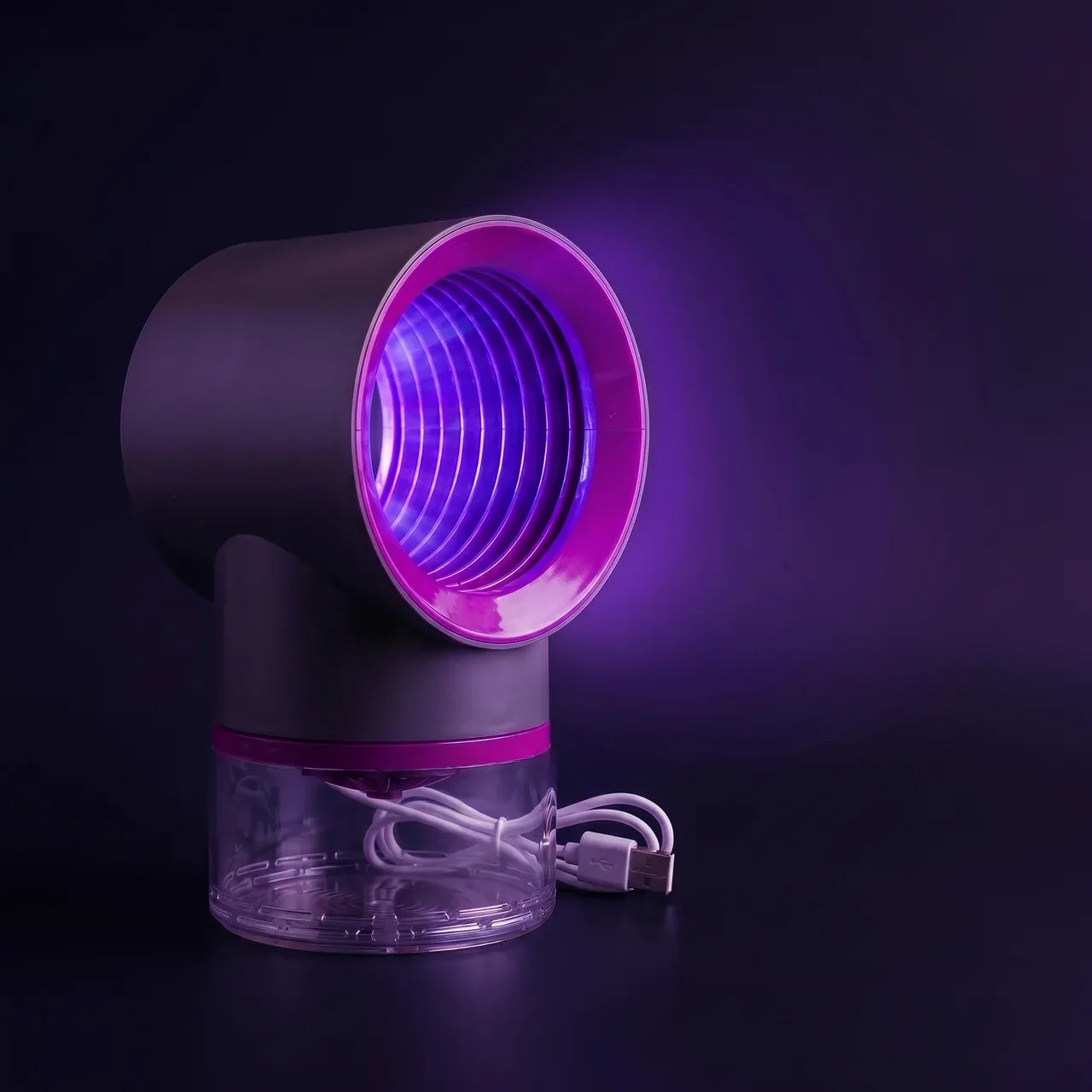 Mosquito Killer UV encendido en plano packshot premium, fondo morado oscuro, cable USB visible