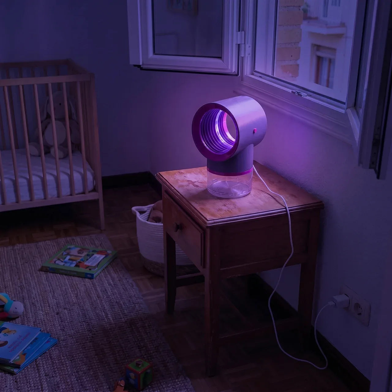 Mosquito Killer encendido en una mesilla junto a una cuna en un dormitorio infantil de noche